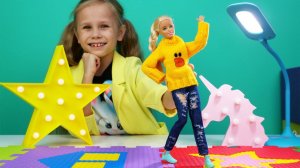 Кукла Барби берет уроки моды! Что такое кэжуал для Барби? Видео про игры одевалки для девочек