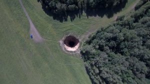 Провал в земле! Карстовая воронка.