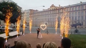 Красное сердце и золотые фонтаны на свадьбу в Санкт-Петербурге.