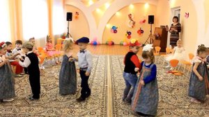 Танец с балалайками в детском саду
