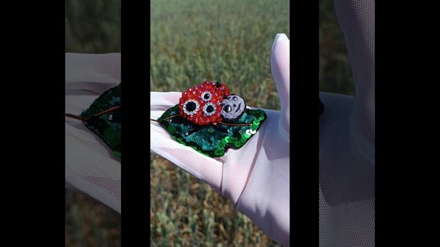 брошь Божья коровка на листике