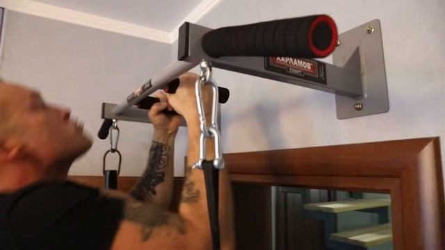 Подтягивание на настенно-наддверном турнике для ограниченного пространства смотреть онлайн