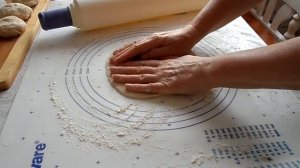 Скалка и скатерть для раскатывания теста Tupperware.