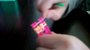 Как сплести браслет колосок из резинок.