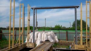 Опилкобетон: установка опалубки на лесенки.