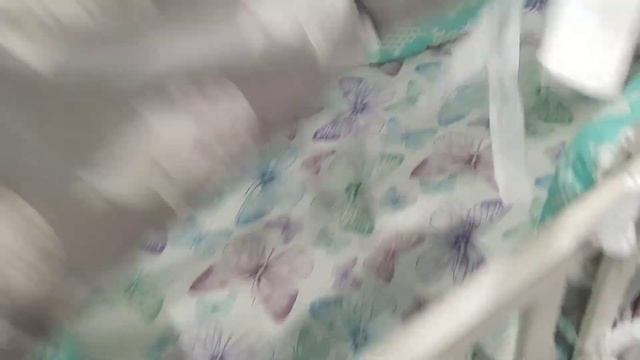 ?Укладывание малышей на дневной сон.?                     меняем постельное белье 