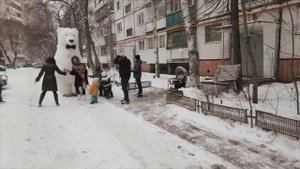 Белый медведь танцует на улице? Огромная ростовая кукла!
