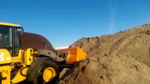 Ковш-пескоразбрасыватель к фронтальному погрузчику