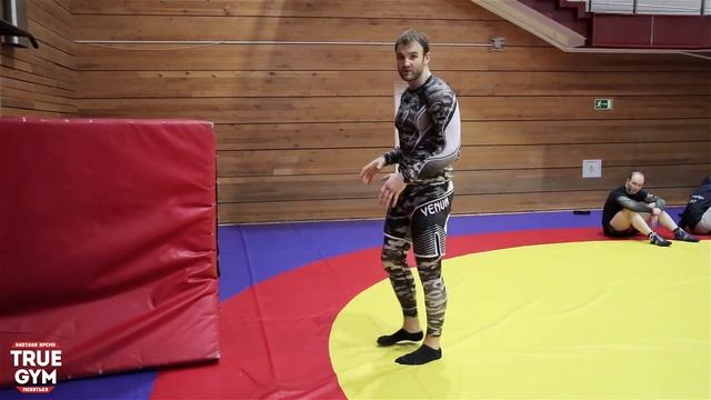 Как научиться делать вертушку! Упражнения для удара ногой с разворота смотреть онлайн