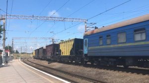 ВЛ10-1414 с хоппер-дозаторами и цистернами прибывает на Ст. Мекензиевы горы [КЖД 2021]