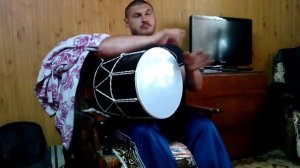кавказский барабан в руках у русского