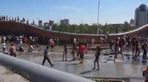 01.08.2015 На улице +35 дети и подростки купаются в парке в фонтанах Астаны и обливают всех подряд