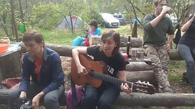 Наталья Тарвердян на осенней Антоновке 12.09.2020. песня у костра. смотреть онлайн