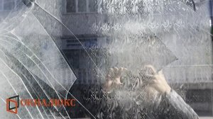 В чем отличие разбитого обычного стеклопакета от калёного на пластиковых или алюминиевых окнах