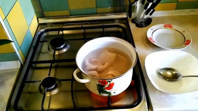 Как почистить кальмары. Как сварить кальмары. Салат из кальмаров