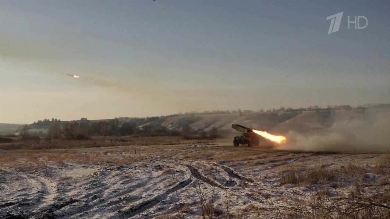 Минобороны РФ показало работу реактивных установок "Град" и штурмовиков Су-25