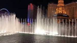 Поющие и играющие фонтаны ночью в Лас-Вегасе. Смотри!