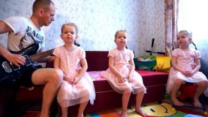 Песня "Мой папа хороший". Тройняшки с папой поют песню про папу #музыкаупапы
