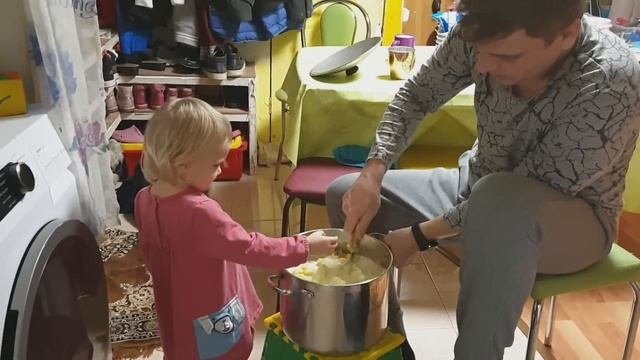 Дедушка в гостях и хрюшка за столом (13+)#многодетнаясемья#люблюготовить#
