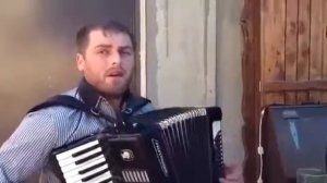 Даргинец поет на аккордеоне
