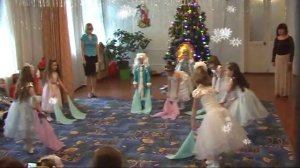 танец снежинок  с шарфами   dance of snowflakes