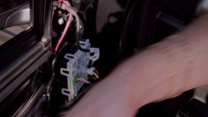 Звук в Mercedes w205 Замена акустики на коленке. Обзор Eton Uprade  UG MB 100F. Разобрал двери мэрс