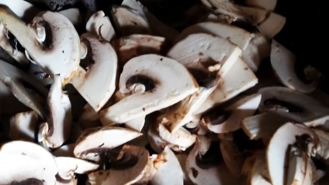 Грибы в сметанном соусе смотреть онлайн