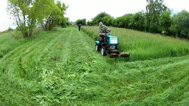 Роторная косилка в деле. Заготовка сена на самодельном минитракторе 2019. смотреть онлайн