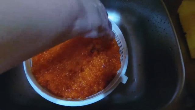Как правильно посолить красную икру в домашних условиях , Лайфхак как миксером почистить икру