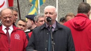 В День Первомая на Театральной пощади прошла встреча депутатов с жителями.