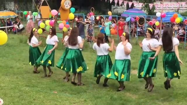 Красивый танец воспитателей смотреть онлайн