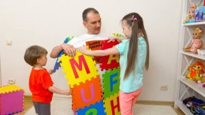 Лиза и Миша и их игры с папой