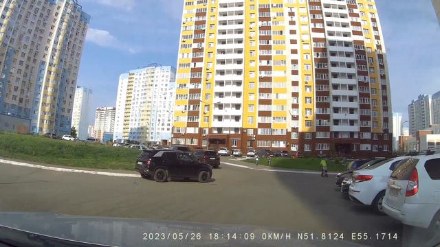 Учите детей ездить на самокатах