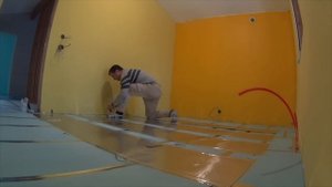 Гидроизоляция пола при помощи пленки под укладку ламината своими руками! #856 Стройка дома