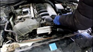 Замена прокладки теплообменника и масляного стакана  BMW 530i E60 4WD 2006 года