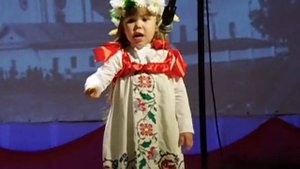 Девочка рассказывает стихотворение "Я - русская"
