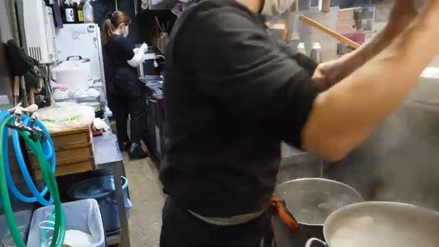 много мяса и чеснока! японский чесночный рамен - японская уличная еда