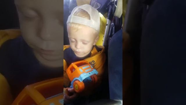 Спешим домой на обеденный сон и по дороге едим))) смотреть онлайн