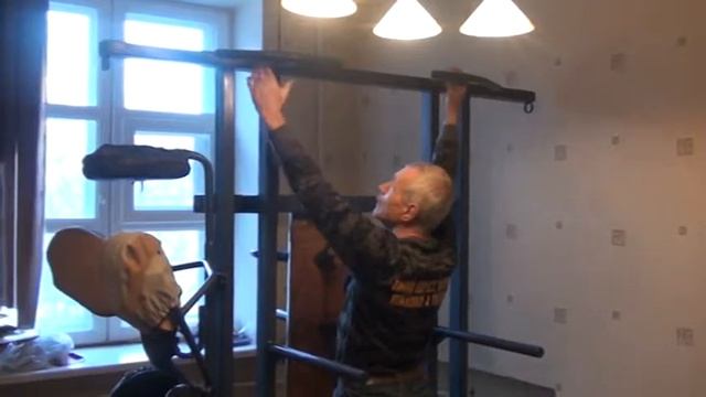 Потягивание на спортивном тренажере при помощи разных хватов. смотреть онлайн