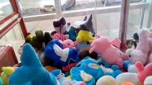 Вытащила игрушку с игрового автомата!