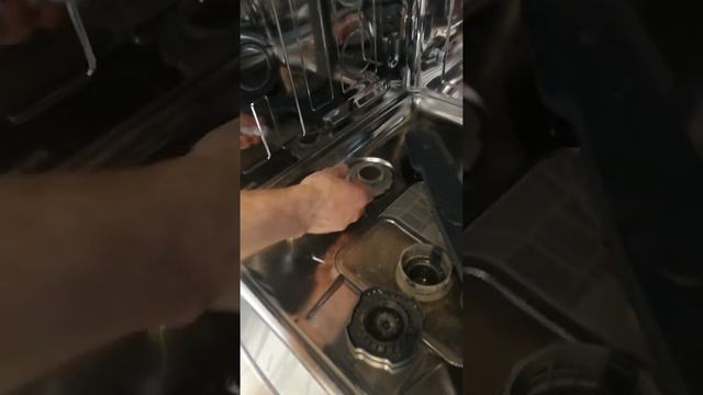 Засыпаем соль для водоподготовки в посудомойку смотреть онлайн