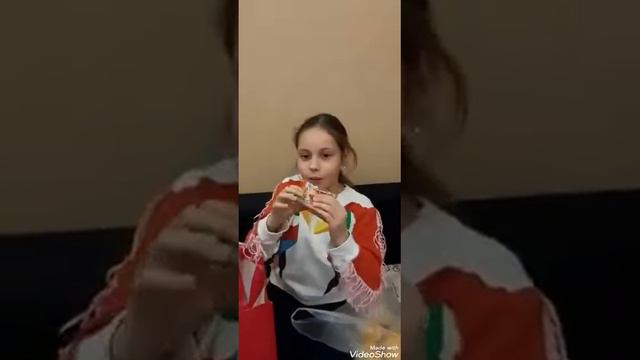 Мы будем есть тараканов?? Распаковка подарков из Таиланда смотреть онлайн