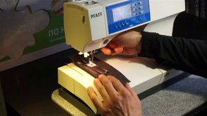 Pfaff шьёт петли автоматом
