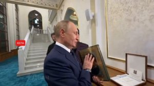 ЮСПА / Во время визита в Чечню Владимир Путин поцеловал Коран