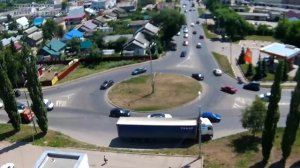 Попал в открытый люк на дороге