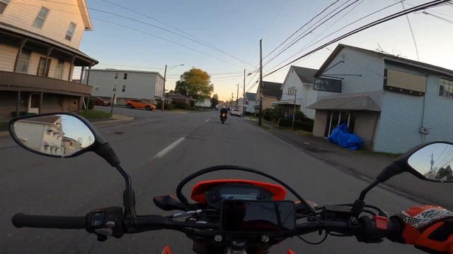 Quick Ride Around Town | Pauline Installs Her Quad Lock On Her Kawasaki Z650 | 250 Subs?! смотреть онлайн