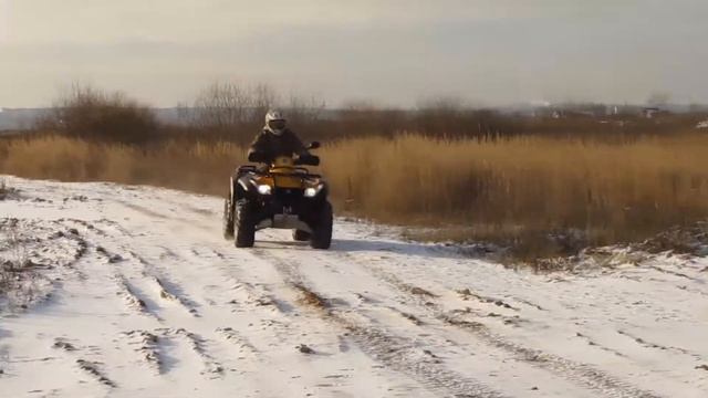 квадроцыкл в снегу