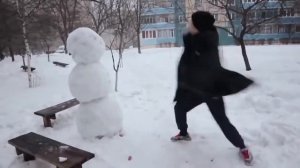 Круто способ как побить снеговика👊