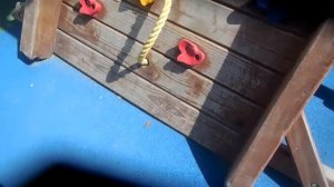 На детской площадке в Тюмени девочка сломала руку: канат на скалодроме не закреплен