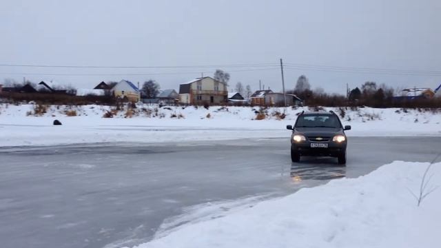 Chevrolet NIVA дрифт на льду (пруд) смотреть онлайн